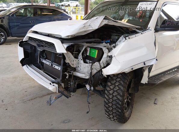 JTEBU5JR7J5584064 2018 TOYOTA 4RUNNER White Widok z przodu