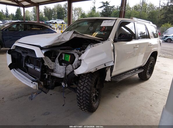JTEBU5JR7J5584064 2018 TOYOTA 4RUNNER White Przód lewy