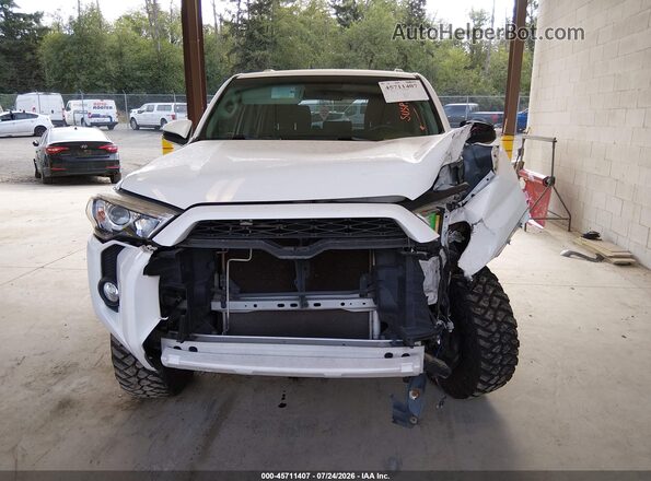 JTEBU5JR7J5584064 2018 TOYOTA 4RUNNER White Widok wnętrza z tyłu