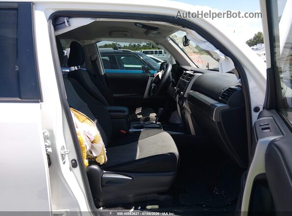 JTEEU5JR2N5276500 2022 TOYOTA 4RUNNER White Вид салону спереду