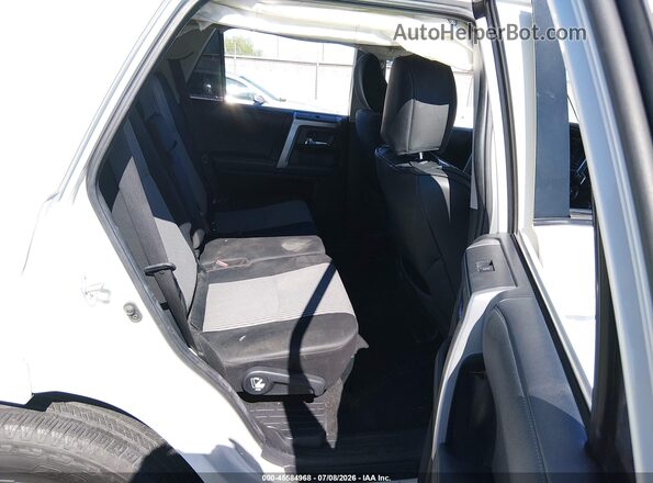 JTEEU5JR5M5243618 2021 TOYOTA 4RUNNER White Widok naklejki z numerem VIN