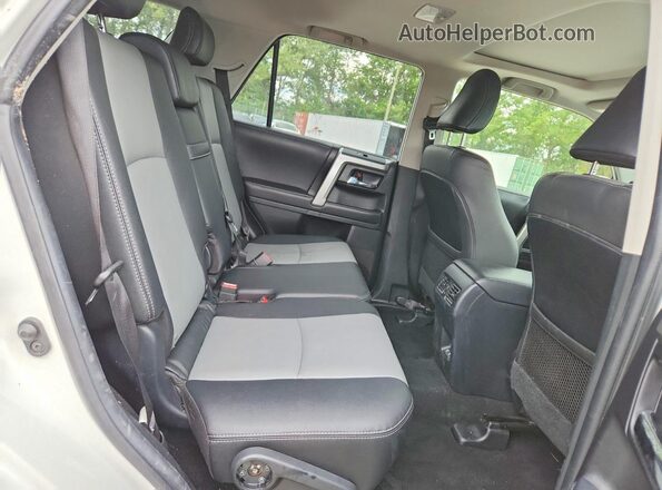JTEFU5JR5N5262675 2022 TOYOTA 4RUNNER Белый Вид задней части салона