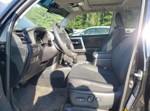 JTEKU5JR4N6084248 2022 TOYOTA 4RUNNER Черный Вид салона спереди