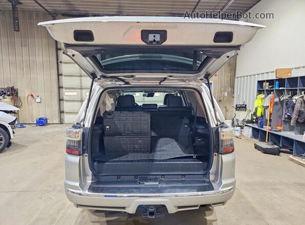 JTEKU5JR4R6300721 2024 TOYOTA 4RUNNER Silver Widok z tyłu