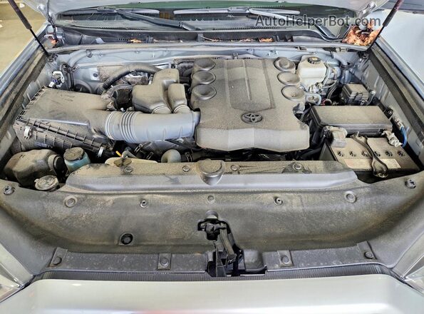 JTEKU5JR4R6300721 2024 TOYOTA 4RUNNER Silver Widok komory silnika