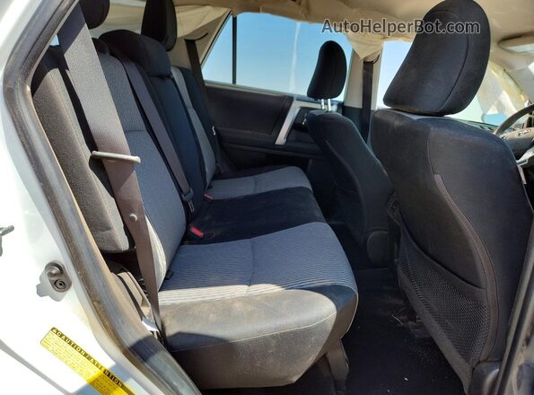 JTEMU5JR0R6249596 2024 TOYOTA 4RUNNER White Սալոնի հետևի տեսք