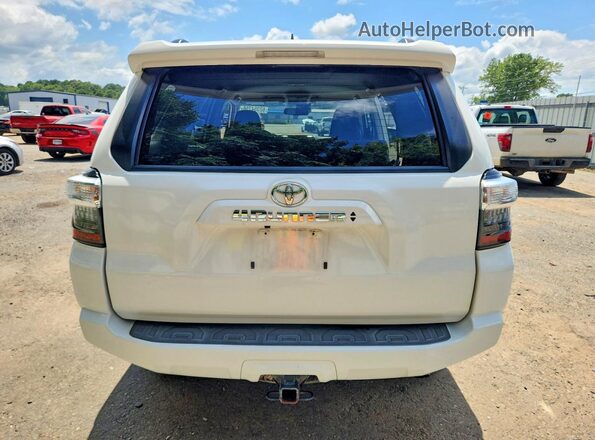 JTEMU5JR2N6043951 2022 TOYOTA 4RUNNER White Widok z tyłu