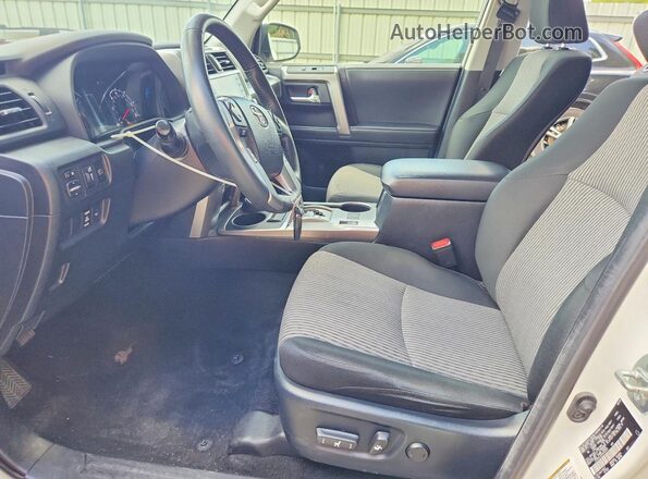 JTEMU5JR2N6043951 2022 TOYOTA 4RUNNER White Widok wnętrza z przodu