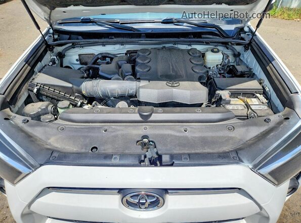 JTEMU5JR2N6043951 2022 TOYOTA 4RUNNER White Widok komory silnika