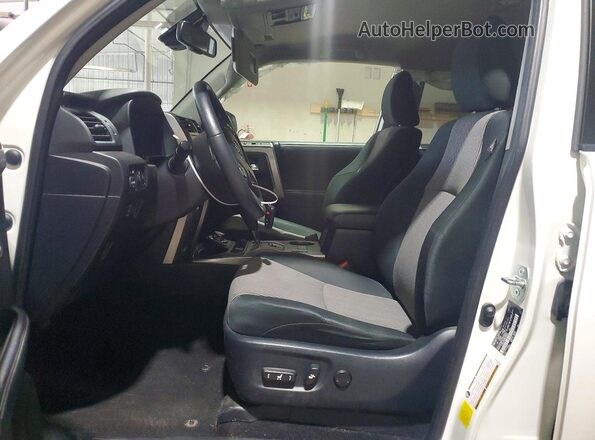 JTEMU5JR5N6042504 2022 TOYOTA 4RUNNER White Front interior view