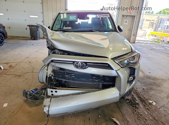 JTEMU5JR5R6271352 2024 TOYOTA 4RUNNER Silver Вид спереду