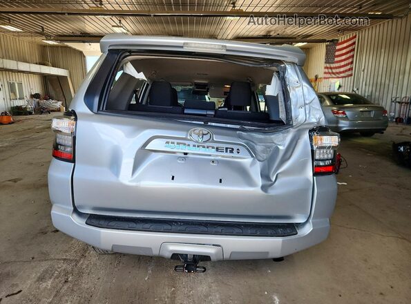 JTEMU5JR5R6271352 2024 TOYOTA 4RUNNER Silver Вид ззаду