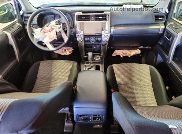 JTEMU5JR5R6271352 2024 TOYOTA 4RUNNER Silver Вид панелі приладів