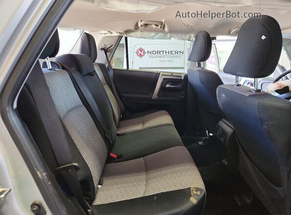 JTEMU5JR5R6271352 2024 TOYOTA 4RUNNER Silver Вид задньої частини салону