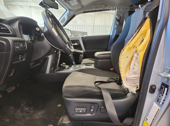JTEMU5JR6N6063202 2022 TOYOTA 4RUNNER Silver წინა სალონის ხედი