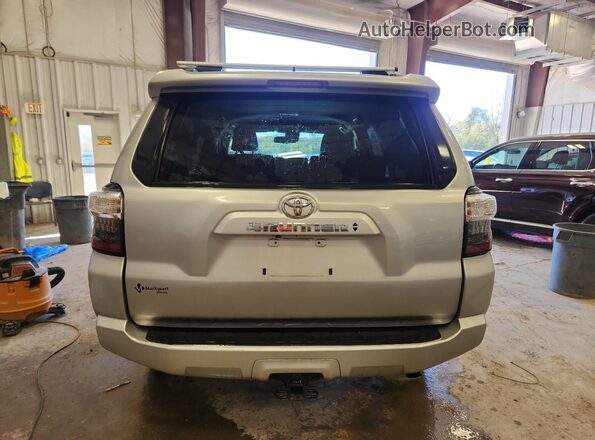 JTEMU5JR6N6063202 2022 TOYOTA 4RUNNER Silver უკანა ხედი