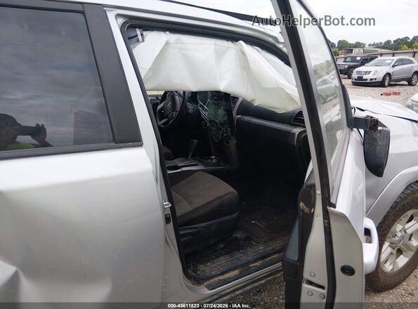 JTEMU5JR8R6242086 2024 TOYOTA 4RUNNER Silver წინა სალონის ხედი
