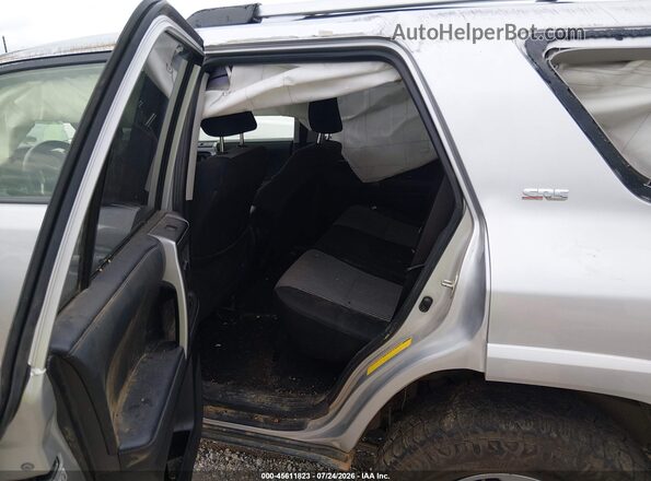 JTEMU5JR8R6242086 2024 TOYOTA 4RUNNER Silver VIN კოდის სტიკერის ხედი
