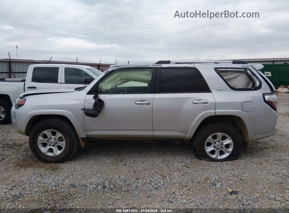 JTEMU5JR8R6242086 2024 TOYOTA 4RUNNER Silver უკანა სალონის ხედი