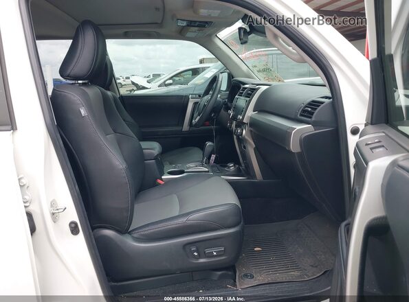 JTENU5JR9N6059939 2022 TOYOTA 4RUNNER White Вид салону спереду