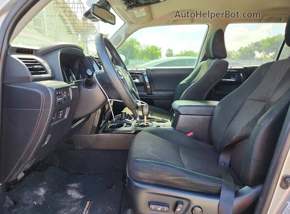 JTEPU5JR5M5871932 2021 TOYOTA 4RUNNER Silver Vista interior delantera