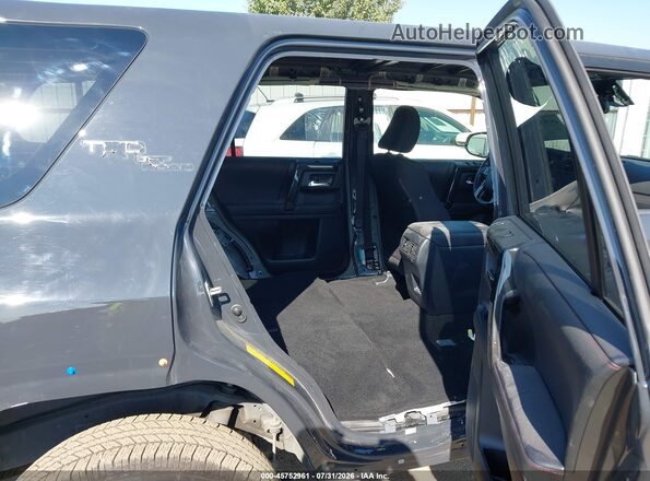 JTEPU5JR5R6291338 2024 TOYOTA 4RUNNER Gray VIN կոդի պիտակի տեսք