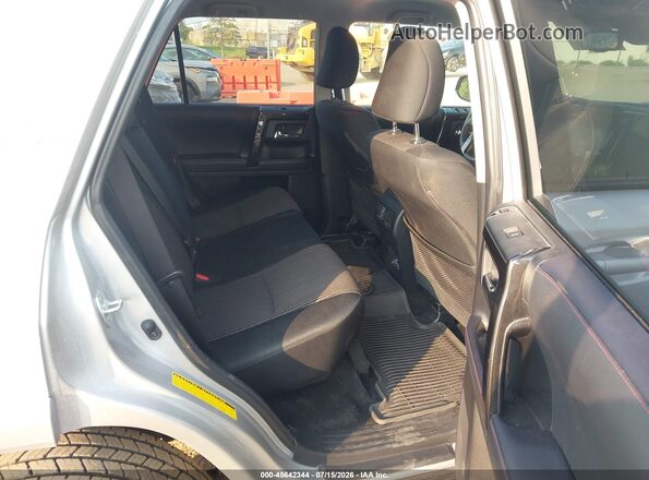JTEPU5JR8P6093513 2023 TOYOTA 4RUNNER Silver VIN կոդի պիտակի տեսք