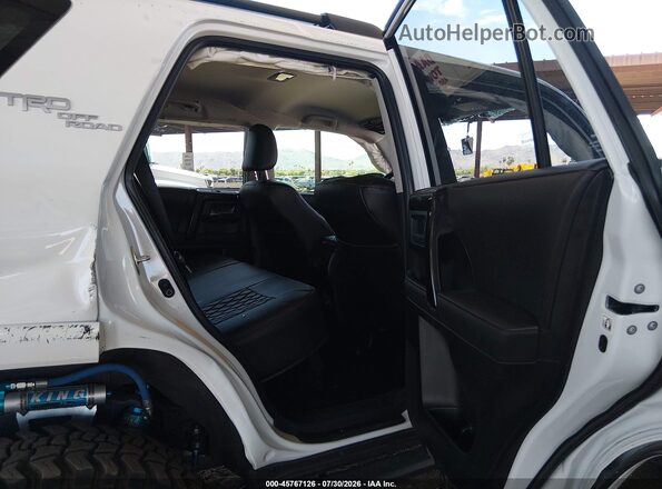 JTERU5JR0R6290753 2024 TOYOTA 4RUNNER White VIN კოდის სტიკერის ხედი