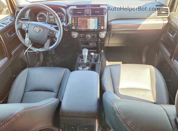 JTERU5JR1R6222638 2024 TOYOTA 4RUNNER White Առջևի վահանակի տեսք