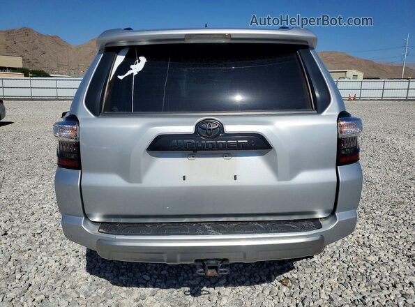 JTERU5JR6M5953645 2021 TOYOTA 4RUNNER Silver Widok z tyłu