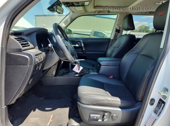 JTERU5JR6R6233652 2024 TOYOTA 4RUNNER White Front interior view