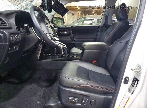 JTERU5JR6R6289350 2024 TOYOTA 4RUNNER Белый Вид салона спереди