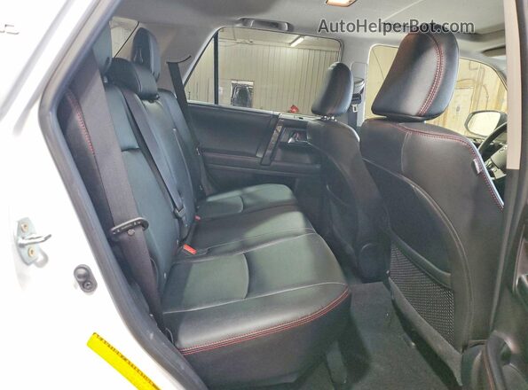 JTERU5JR6R6289350 2024 TOYOTA 4RUNNER Белый Вид задней части салона