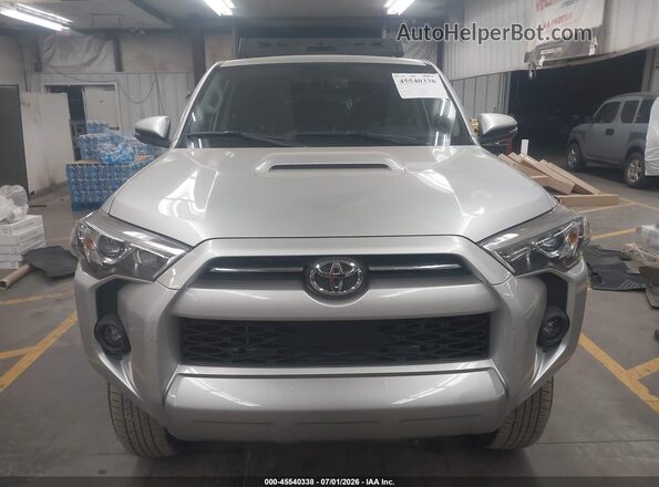 JTERU5JR8R6257094 2024 TOYOTA 4RUNNER Gray ხელსაწყოთა პანელის ხედი