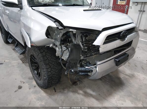 JTERU5JR9P6101367 2023 TOYOTA 4RUNNER Silver Widok z przodu