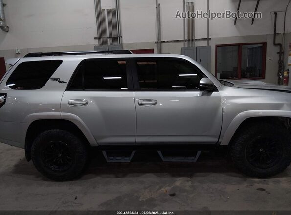 JTERU5JR9P6101367 2023 TOYOTA 4RUNNER Silver Widok wnętrza z tyłu