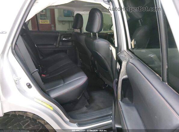 JTERU5JR9P6101367 2023 TOYOTA 4RUNNER Silver Widok naklejki z numerem VIN