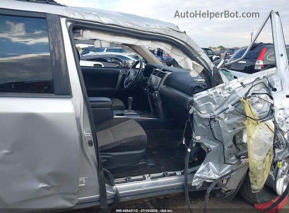 JTEZU5JR6L5222017 2020 TOYOTA 4RUNNER Серебряный Вид салона спереди