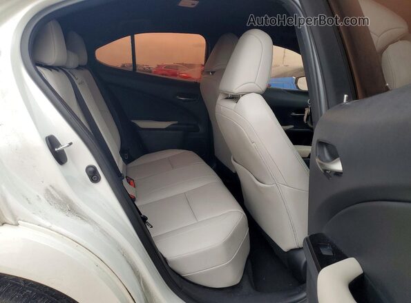JTHP3JBH1N2046705 2022 LEXUS UX White Widok tylnych siedzeń
