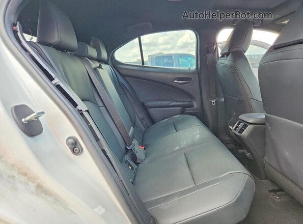 JTHX6JBH9P2152197 2023 LEXUS UX White Widok wnętrza z tyłu