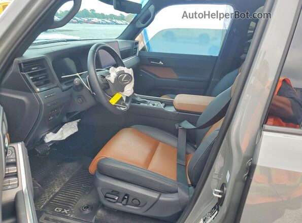 JTJVBCDX7S5066718 2025 LEXUS GX Gray წინა სალონის ხედი