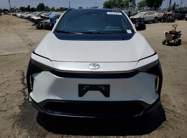 JTMAAAAA1RA044045 2024 TOYOTA BZ4X White Դիմացի տեսք