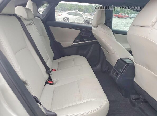 JTMAAAAA1RA045695 2024 TOYOTA BZ4X Silver Vista interior trasera