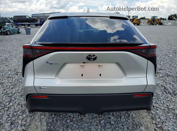 JTMAAAAA6RA051315 2024 TOYOTA BZ4X Серебряный Вид сзади