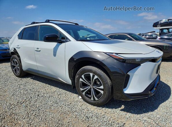 JTMAAAAAXSA067295 2025 TOYOTA BZ4X Белый Передняя правая четверть