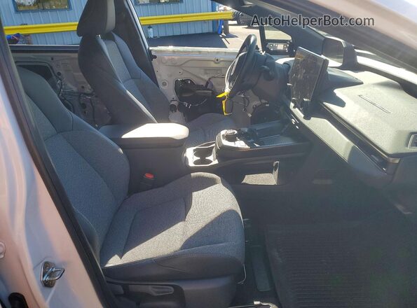JTMBCAEB7TA001774 2026 TOYOTA BZ White Вид салону спереду