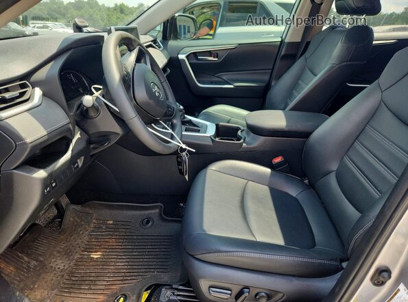 JTMC1RFV7PJ026780 2023 TOYOTA RAV4 Silver Вид салону спереду