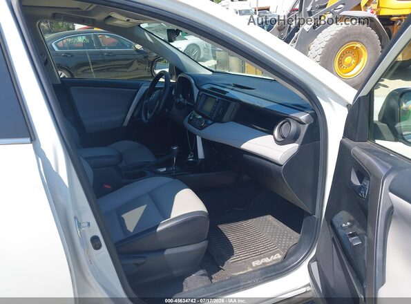 JTMDFREV3JJ214808 2018 TOYOTA RAV4 White Вид салону спереду