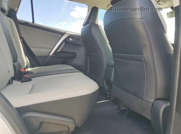 JTMDFREV4JJ720597 2018 TOYOTA RAV4 White Widok wnętrza z tyłu