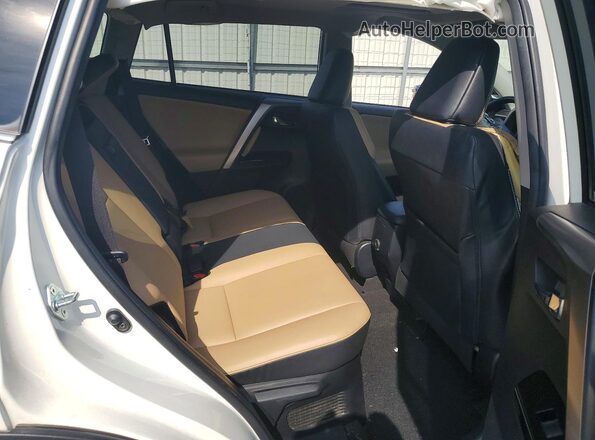 JTMDJREV9JD177759 2018 TOYOTA RAV4 White Вид задньої частини салону